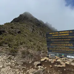 Début du sentier du Cerro Chirripó, un sommet brumeux et rocheux. Panneau de sécurité indiquant un sentier difficile.