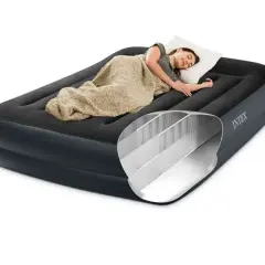 Une femme dort sur un matelas gonflable Intex. Les bosses, ou cloisons internes, expliquent pourquoi les matelas gonflables ont des bosses, offrant soutien et confort.