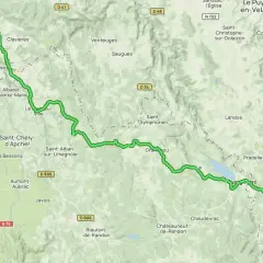 Carte d'un itinéraire cyclable, le GR4, traversant le Cantal et l'Ardèche, passant par Saint-Chély-d'Apcher et Pradelles.