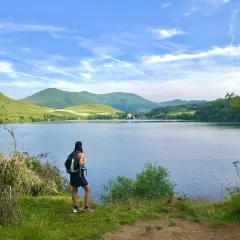 Randonneuse admirant le lac de Guéry, un magnifique itinéraire de randonnée.