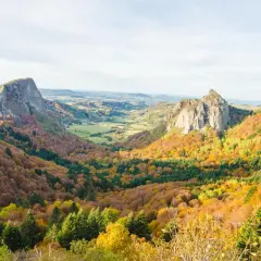 Paysage d'automne en Auvergne, avec des volcans et des forêts aux couleurs vives. Idéal pour savoir où aller en Auvergne l'été, mais magnifique aussi en automne.