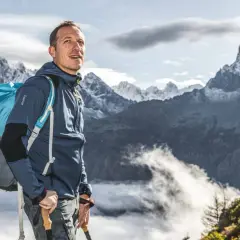 Randonneur avec sac à dos bleu, prêt pour 5 jours d'aventure. Le poids du sac à dos est optimisé pour la randonnée.
