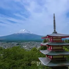 Pagode à cinq étages avec le Mont Fuji en arrière-plan, une vue emblématique de la distance entre le Mont Fuji et Tokyo.