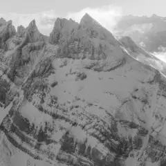 Majestueuses **Dents du Midi** enneigées, leurs sommets acérés percent les nuages dans un paysage alpin spectaculaire.