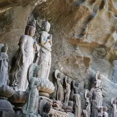 Statues de Bouddha sculptées dans la roche du mont Nokogiri, formant une procession sacrée.