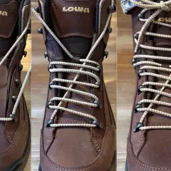 Tuto noeud lacet : trois étapes pour lacer une chaussure de randonnée marron.