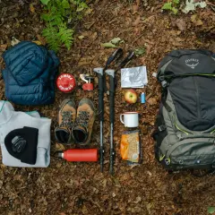 Vêtements chauds, chaussures, réchaud, gourde, bâtons de marche, carte, nourriture : voici des idées pour savoir que mettre dans un sac de survie.