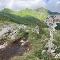 Panneau indicateur vers Sancy et Puy-de-Chabane. Le temps de descente à pied du Puy de Sancy s'annonce prometteur.