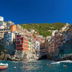 Vue colorée de Riomaggiore, un village des Cinque Terre, parfait pour un séjour de 3 jours. Bateaux dans l'eau bleue.