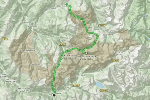 Carte d'une traversée de la Vanoise, montrant la route verte traversant le parc national, de Modane à Bellent.