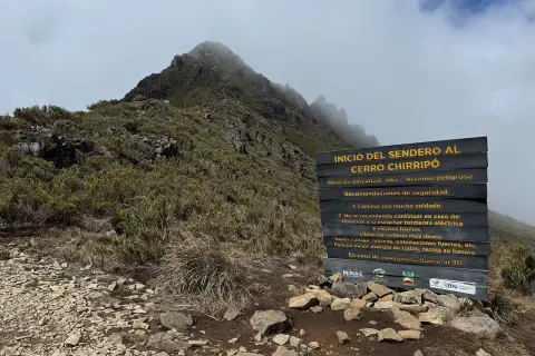Début du sentier du Cerro Chirripó, un sommet brumeux et rocheux. Panneau de sécurité indiquant un sentier difficile.