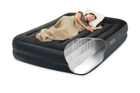 Une femme dort sur un matelas gonflable Intex. Les bosses, ou cloisons internes, expliquent pourquoi les matelas gonflables ont des bosses, offrant soutien et confort.
