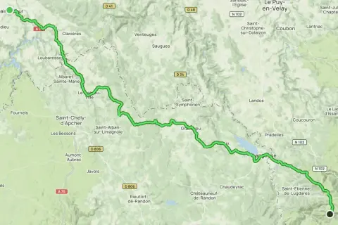 Carte d'un itinéraire cyclable, le GR4, traversant le Cantal et l'Ardèche, passant par Saint-Chély-d'Apcher et Pradelles.
