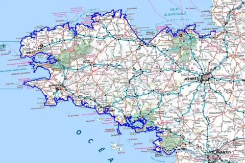 Carte routière de la Bretagne, montrant les routes principales comme la E50 et la N165, avec des villes comme Brest, Rennes et Nantes. La distance gr 34 est indiquée.
