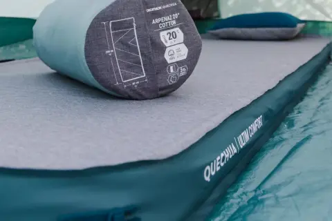 Matelas autogonflant Quechua Arpenaz, prêt à l'emploi. Facile à comment gonfler un matelas autogonflant pour un confort optimal en camping.