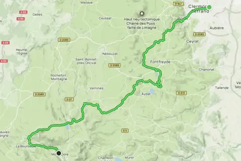 Carte d'un itinéraire vert entre Clermont-Ferrand et Le Mont-Dore, traversant des paysages vallonnés et des villages.