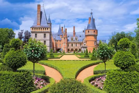 Magnifique château et jardins à la française, idéal pour visiter le centre de la France.