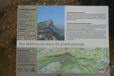 Panneau d'information sur les randonnées du Pic Saint-Loup, détaillant les parcours, le balisage et les recommandations. Le dénivelé du Pic Saint-Loup est mentionné.