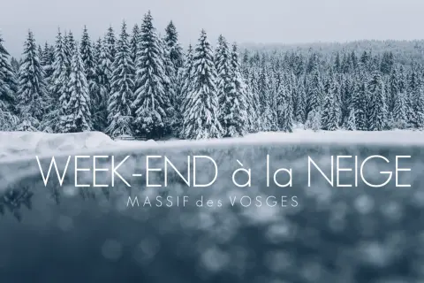 Week-end à la neige dans le Massif des Vosges, avec des sapins enneigés et un lac brumeux.