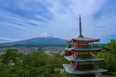 Pagode à cinq étages avec le Mont Fuji en arrière-plan, une vue emblématique de la distance entre le Mont Fuji et Tokyo.