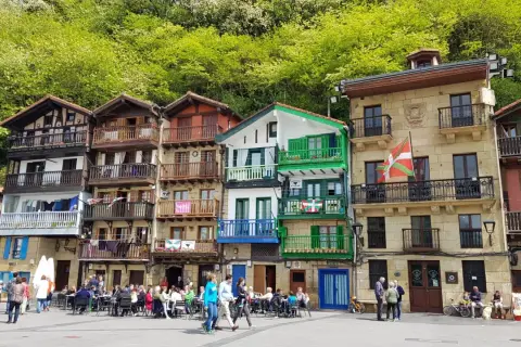 Maisonnettes colorées et balcons fleuris, parfaites après une randonnée à San Sebastian.
