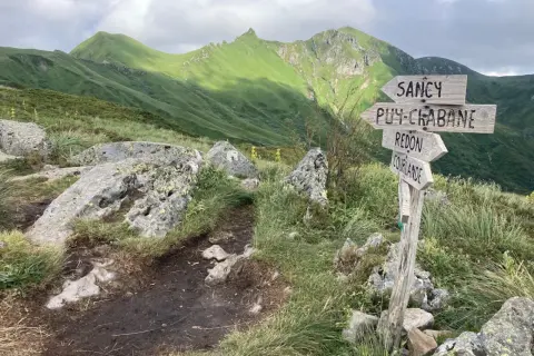 Panneau indicateur vers Sancy et Puy-de-Chabane. Le temps de descente à pied du Puy de Sancy s'annonce prometteur.
