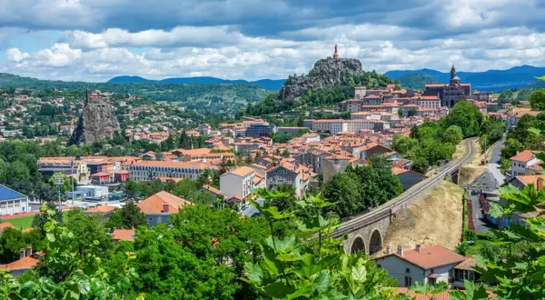 Vue panoramique de la ville avec ses églises perchées sur des pitons rocheux, un aperçu des incontournables autour du Puy-en-Velay.