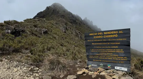 Début du sentier du Cerro Chirripó, un sommet brumeux et rocheux. Panneau de sécurité indiquant un sentier difficile.
