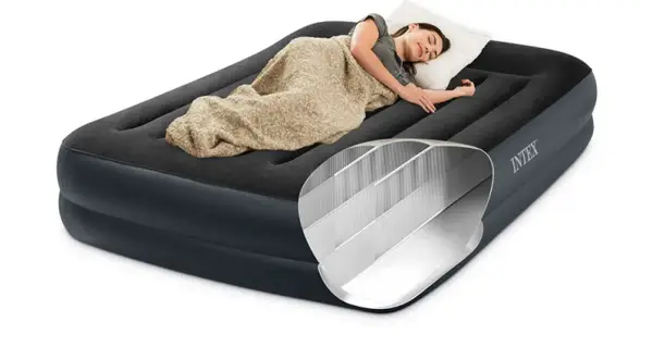 Une femme dort sur un matelas gonflable Intex. Les bosses, ou cloisons internes, expliquent pourquoi les matelas gonflables ont des bosses, offrant soutien et confort.