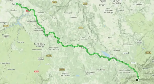 Carte d'un itinéraire cyclable, le GR4, traversant le Cantal et l'Ardèche, passant par Saint-Chély-d'Apcher et Pradelles.