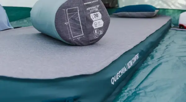 Matelas autogonflant Quechua Arpenaz, prêt à l'emploi. Facile à comment gonfler un matelas autogonflant pour un confort optimal en camping.