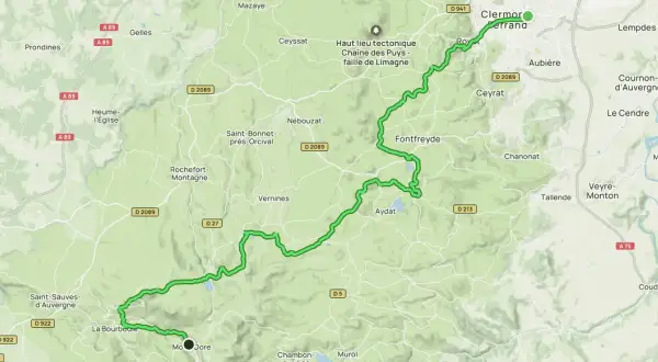 Carte d'un itinéraire vert entre Clermont-Ferrand et Le Mont-Dore, traversant des paysages vallonnés et des villages.