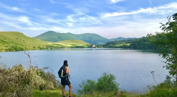 Randonneuse admirant le lac de Guéry, un magnifique itinéraire de randonnée.