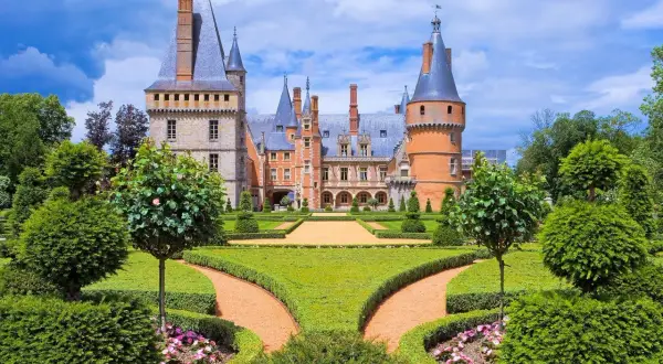 Magnifique château et jardins à la française, idéal pour visiter le centre de la France.