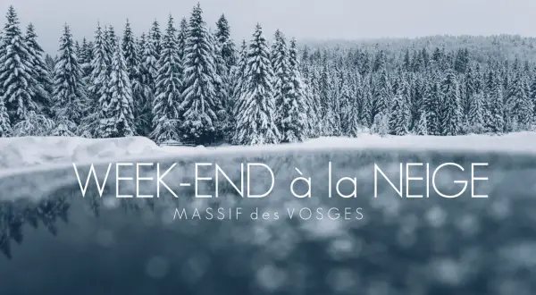 Week-end à la neige dans le Massif des Vosges, avec des sapins enneigés et un lac brumeux.