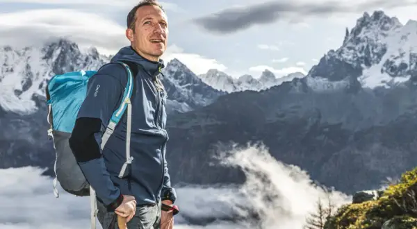 Randonneur avec sac à dos bleu, prêt pour 5 jours d'aventure. Le poids du sac à dos est optimisé pour la randonnée.