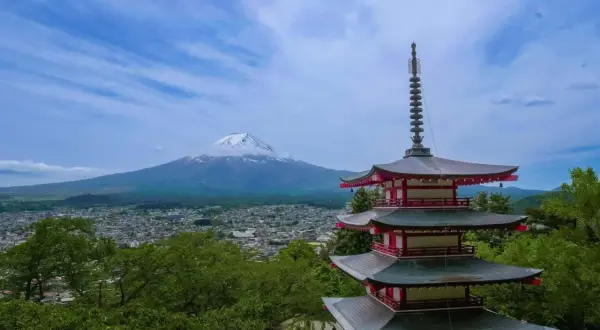 Pagode à cinq étages avec le Mont Fuji en arrière-plan, une vue emblématique de la distance entre le Mont Fuji et Tokyo.