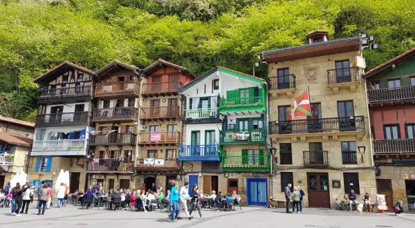 Maisonnettes colorées et balcons fleuris, parfaites après une randonnée à San Sebastian.