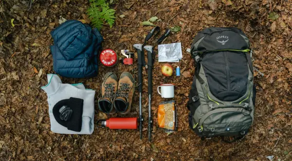 Vêtements chauds, chaussures, réchaud, gourde, bâtons de marche, carte, nourriture : voici des idées pour savoir que mettre dans un sac de survie.