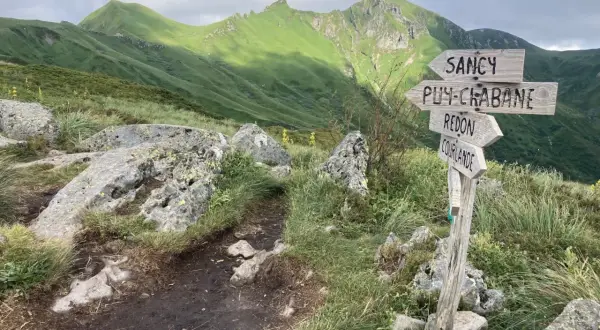 Panneau indicateur vers Sancy et Puy-de-Chabane. Le temps de descente à pied du Puy de Sancy s'annonce prometteur.