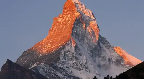 Le Mont Cervin, baigné de soleil couchant, révèle sa beauté majestueuse. Sa silhouette imposante et ses pentes enneigées témoignent de sa difficulté légendaire.