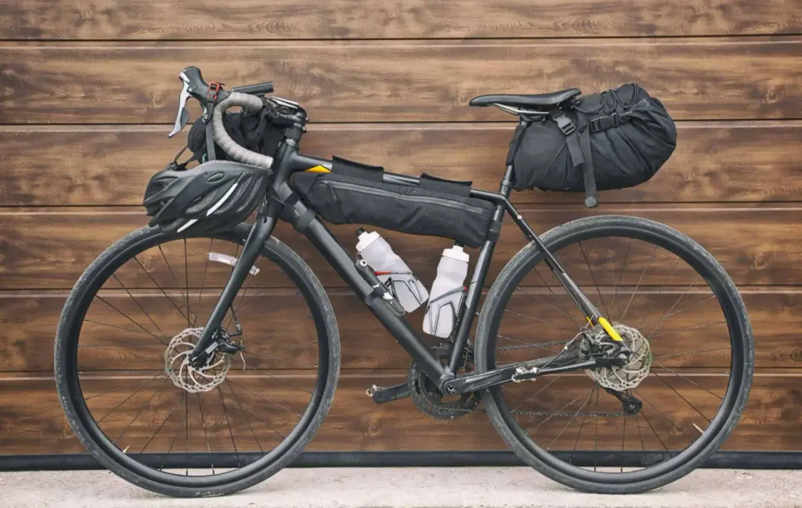 Vélo prêt pour le bikepacking, équipé de sacoches, gourdes et casque. L'aventure vous attend !