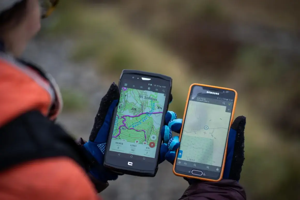 Deux smartphones affichent des cartes topographiques, un **GPS piéton** sur un iPhone et un autre appareil. Idéal pour la randonnée.