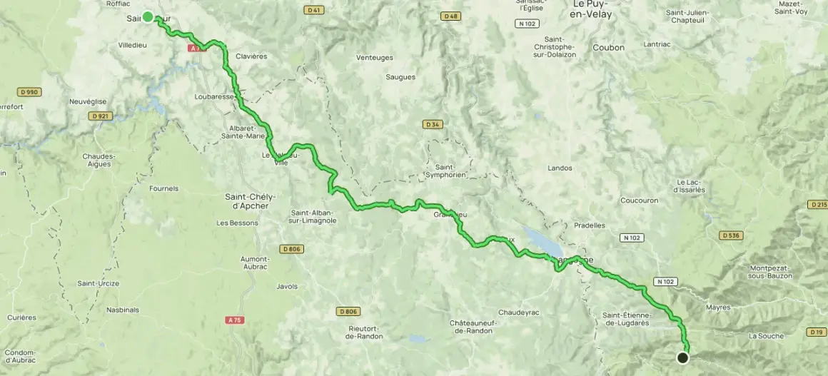 Carte d'un itinéraire cyclable, le GR4, traversant le Cantal et l'Ardèche, passant par Saint-Chély-d'Apcher et Pradelles.