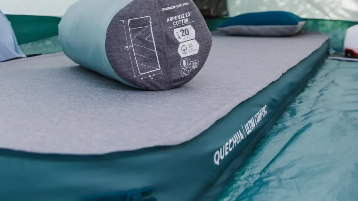 Matelas autogonflant Quechua Arpenaz, prêt à l'emploi. Facile à comment gonfler un matelas autogonflant pour un confort optimal en camping.