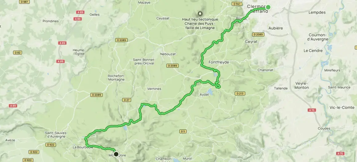 Carte d'un itinéraire vert entre Clermont-Ferrand et Le Mont-Dore, traversant des paysages vallonnés et des villages.