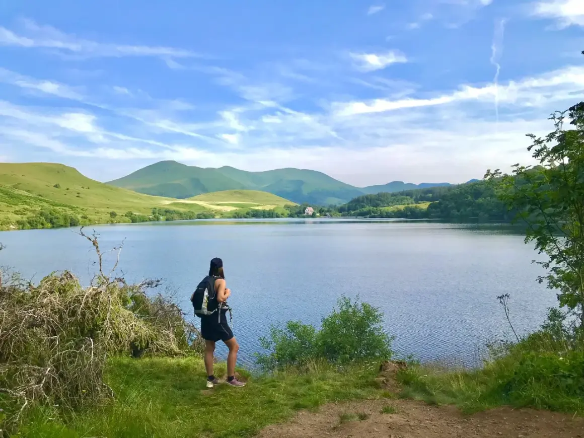 Randonneuse admirant le lac de Guéry, un magnifique itinéraire de randonnée.