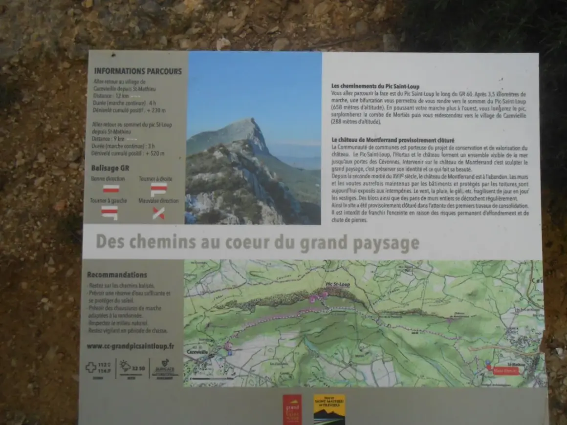 Panneau d'information sur les randonnées du Pic Saint-Loup, détaillant les parcours, le balisage et les recommandations. Le dénivelé du Pic Saint-Loup est mentionné.