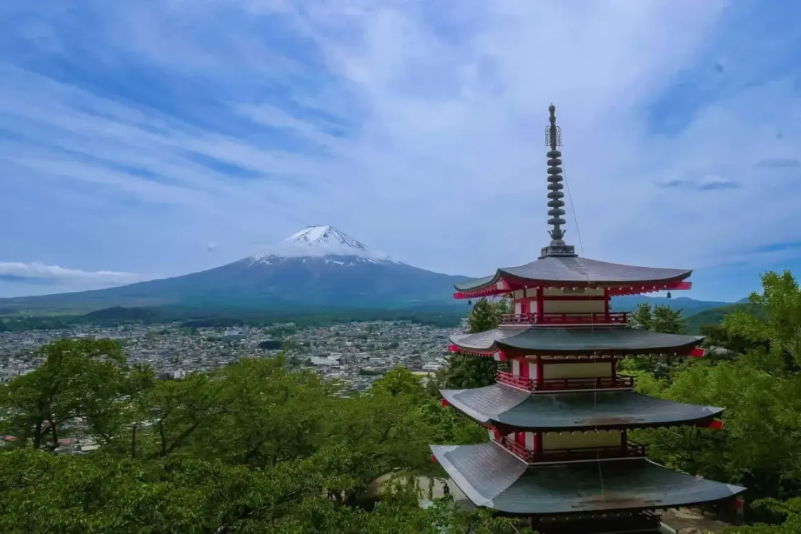 Pagode à cinq étages avec le Mont Fuji en arrière-plan, une vue emblématique de la distance entre le Mont Fuji et Tokyo.