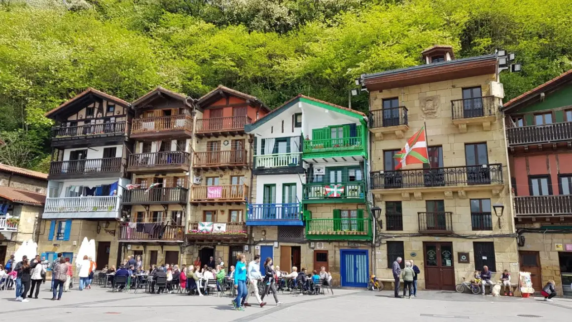 Maisonnettes colorées et balcons fleuris, parfaites après une randonnée à San Sebastian.